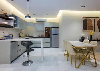 شاليه بمسطح اخضر ومسبح
