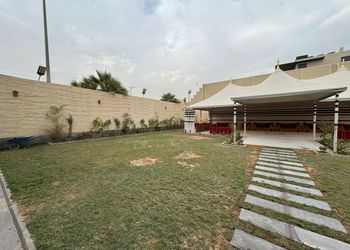شاليه بملعب كرة قدم وجلسة خارجية 