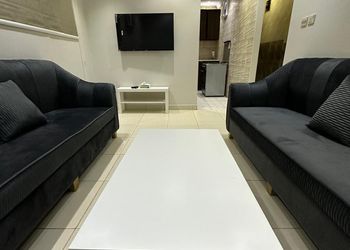 شقة بصالة جلوس وغرفتين نوم 