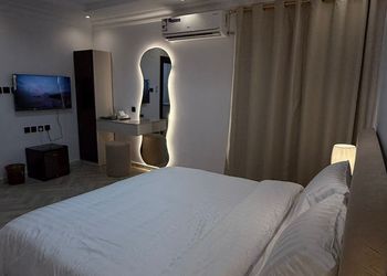 استديو بأثاث مريح وبسيط 