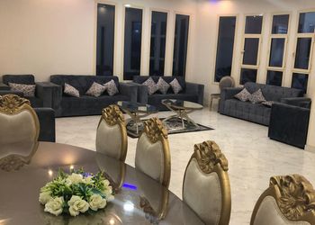 شاليه بمسطح اخضر وجلسة خارجية 