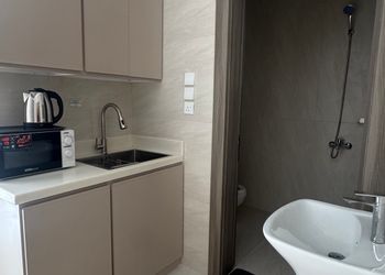 استديو بسرير ماستر وأثاث مريح 