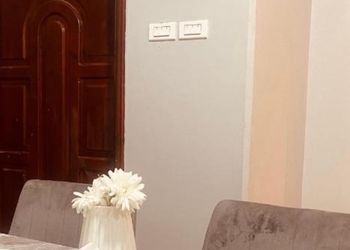 شقة بصالة جلوس وغرفتين نوم 