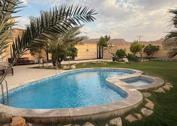 استراحة بمسطح اخضر ومجالس