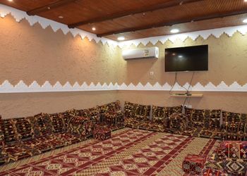 شاليه بمسطح اخضر وجلسات خارجيه