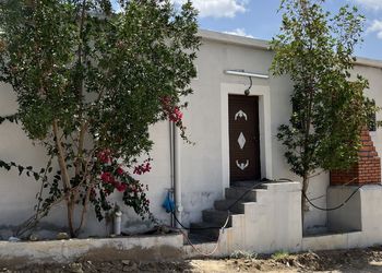 استراحة بصالة جلوس وفناء خارجي