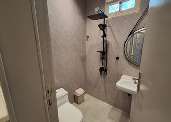 استديو بسرير ماستر وأثاث مريح 