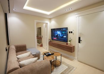 شقة بصالة أنيقة ودخول ذاتي 