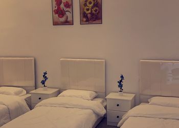 شاليه بمسطح اخضر ومسبح 