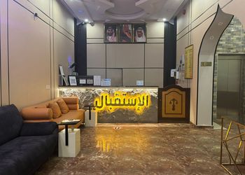 غرفة بأثاث مريح وبسيط