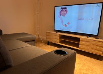 شاليه بجلسة خارجية ومسطح اخضر