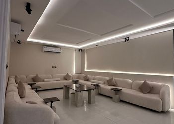 شاليه بجلسة تطل على مسبح خارجي 