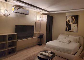 استديو بأثاث مريح وبسيط 