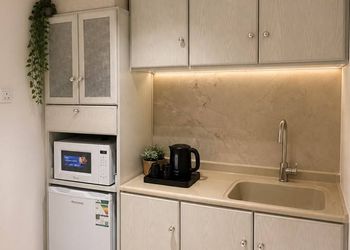 استديو بأثاث مريح وبسيط