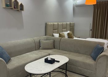 استديو بأثاث مريح وبسيط 