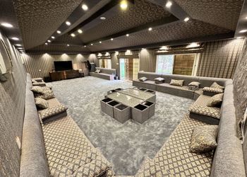 مزرعة بمسطحات خضراء وجلسة خارجية