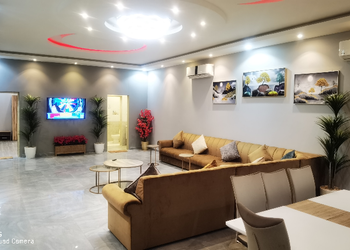 شاليه بمسطح اخضر وجلسة خارجيه
