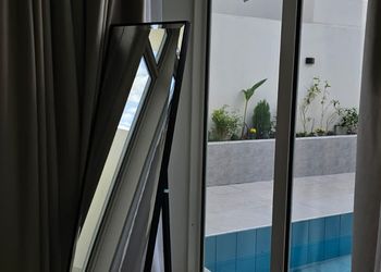 شالية بجلسة خارجية مطله على المسبح