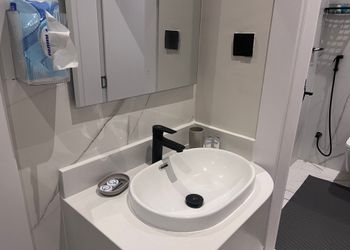 استديو بأثاث مريح وبسيط