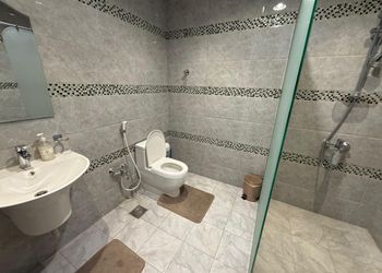شاليه بمسطح اخضر ومسبح 