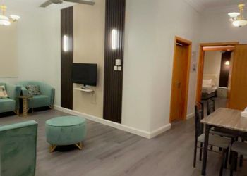 شقة بثلاث غرف نوم وصالة جلوس