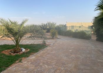 استراحة بالعاب ومسطحات خضراء 