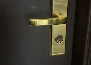 غرفة بسرير ماستر