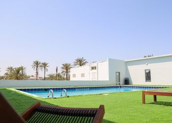 استراحة بمسطح اخضر وجلسه خارجيه