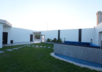شاليه بجلسة خارجية ومسطح اخضر
