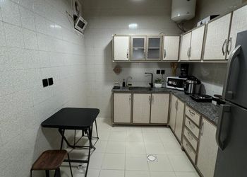 شقة بصالة أنيقة ودخول ذاتي