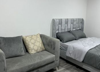 استديو بسرير ماستر وأثاث مريح 