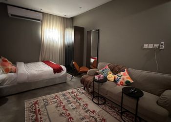 استديو بسرير ماستر وجلسة جانبية