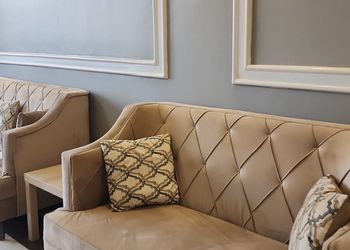 شاليه بمسطح اخضر وجلسة خارجية 