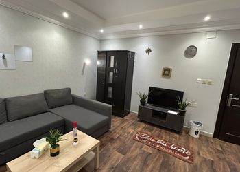 شقة بثلاث غرف نوم وأثاث مريح