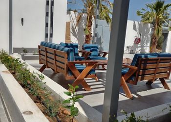 شاليه بمسطح اخضر وجلسة خارجية 