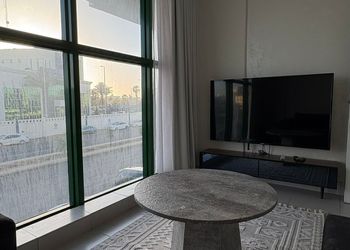 شقة بغرفة معيشة وغرفة نوم