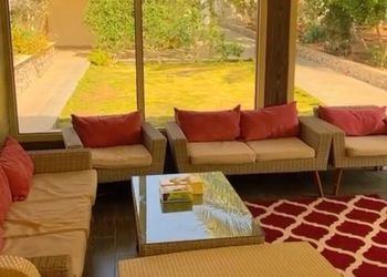 مزرعة بمناظر خلابة وجلسة خارجية 