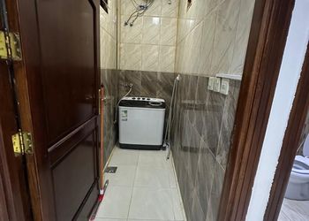 شقة بصالة جلوس وغرفتين نوم 