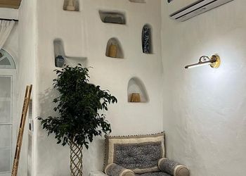 شاليه أنيق بمجلس واسع بتصميم يوناني 
