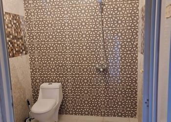 استراحة بجلسات خارجيةومسبح داخلي