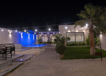 شاليه بمسطح اخضر وجلسة خارجية 
