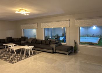 شاليه بجلسة خارجية و مسطح اخضر