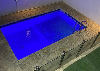 شاليه بجلسة تطل على مسبح خارجي 