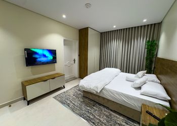 استديو بأثاث مريح وبسيط 