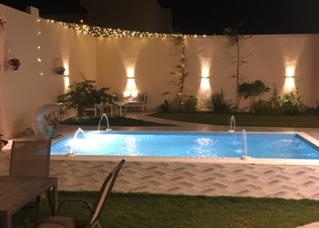 استراحة بمسطح اخضر وجلسة خارجية 