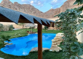 استراحة بألعاب أطفال ومسبح