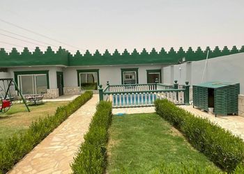 شاليه بمسطح اخضر ومسبح 