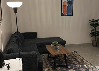 شقة بصالة مريحة وغرفتين نوم 