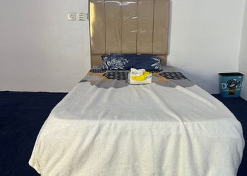 استديو بأثاث مريح وبسيط
