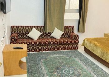 شقة بغرفتين نوم وأثاث مريح